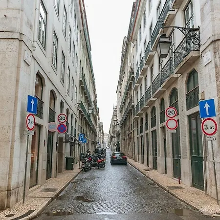 Historic With Ac Next To Praca Do Comercio *